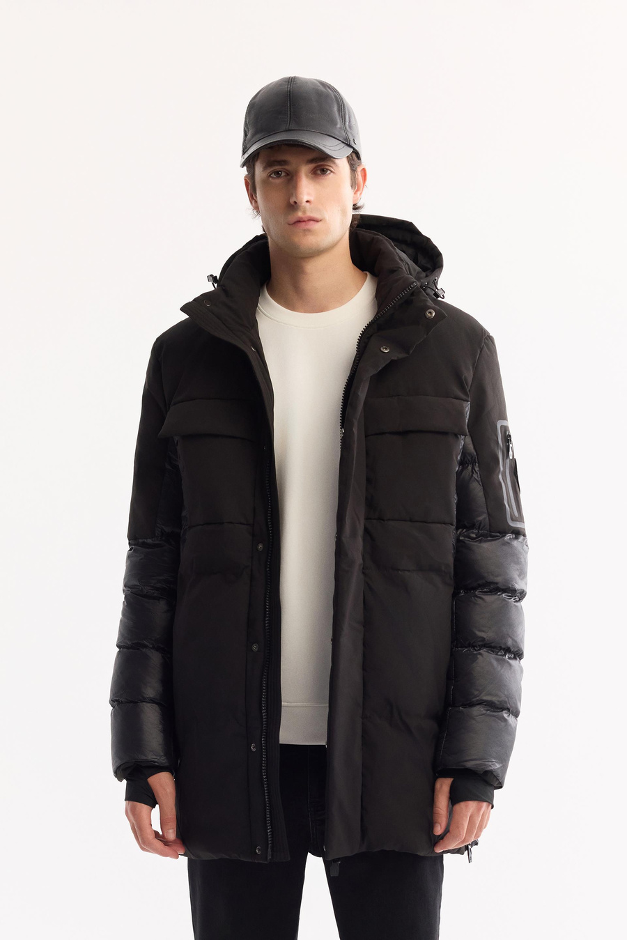 Siyah Kapüşonlu Çift Cepli Elyaf Mont