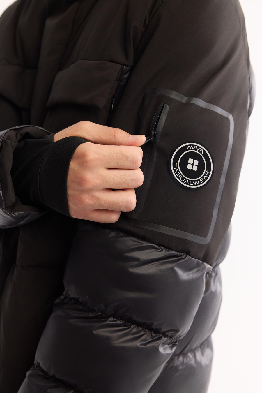 Siyah Kapüşonlu Çift Cepli Elyaf Mont