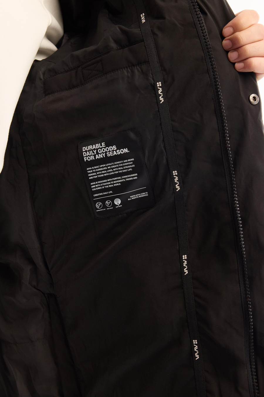 Siyah Kapüşonlu Çift Cepli Elyaf Mont