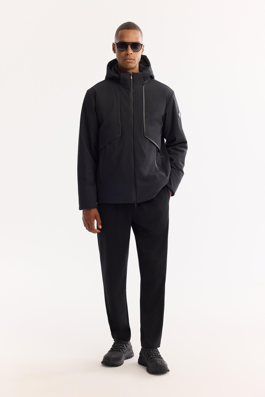 Siyah Kapüşonlu İnce Mont