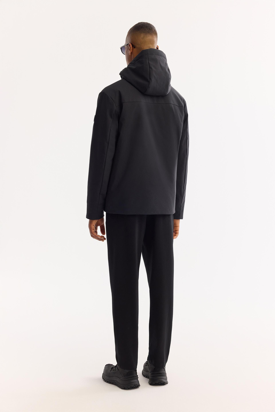 Siyah Kapüşonlu İnce Mont