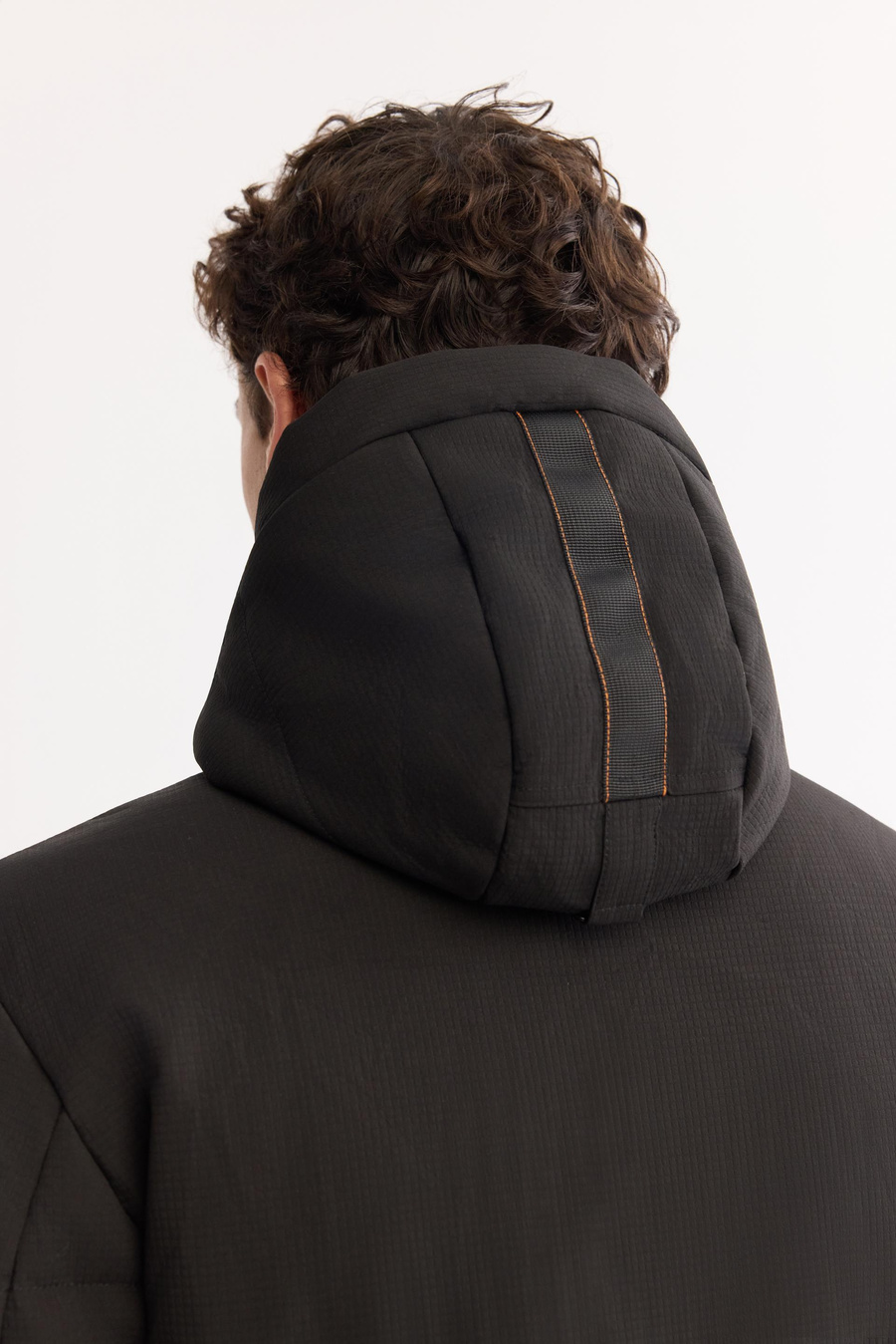 Siyah Kapüşonlu Kapitone Detaylı Mont