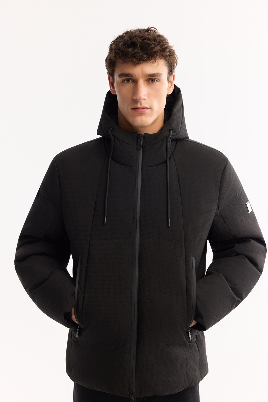 Siyah Kapüşonlu Kapitone Detaylı Mont