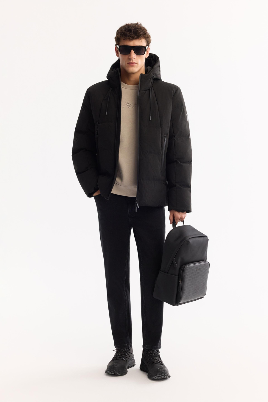 Siyah Kapüşonlu Kapitone Detaylı Mont