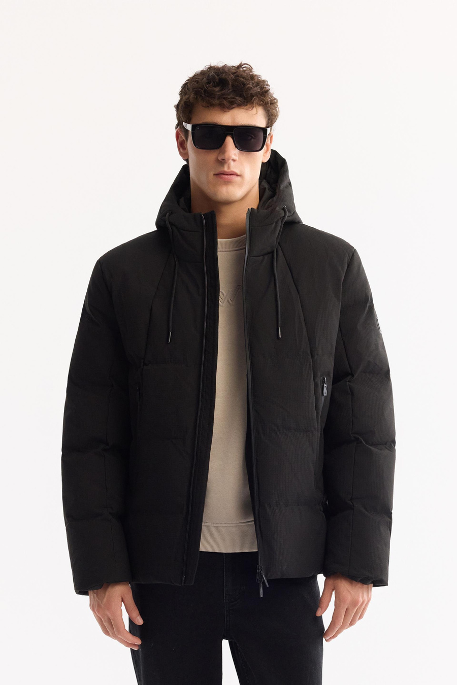 Siyah Kapüşonlu Kapitone Detaylı Mont