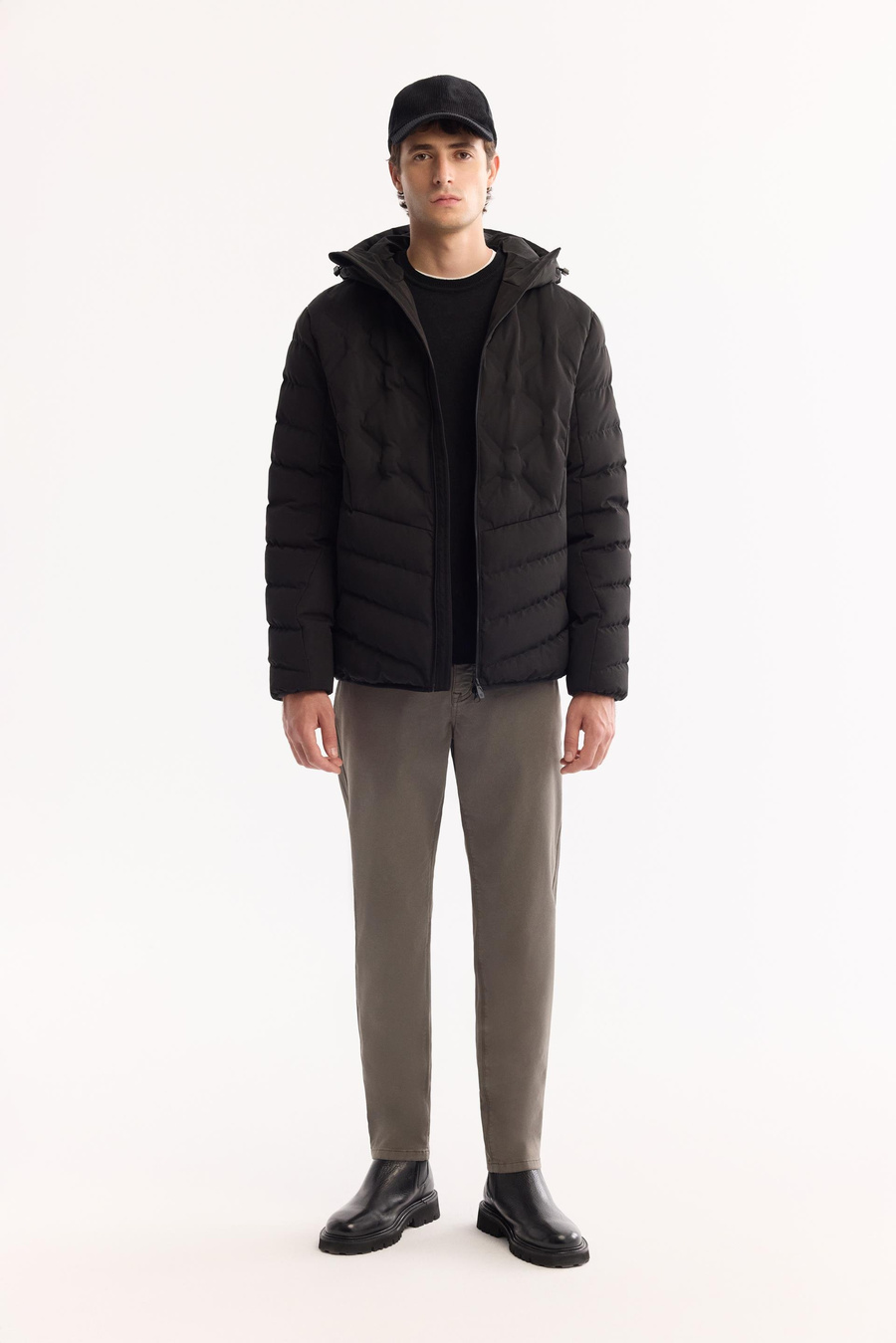 Siyah Kapüşonlu Kapitone Detaylı Yapıştırma Mont