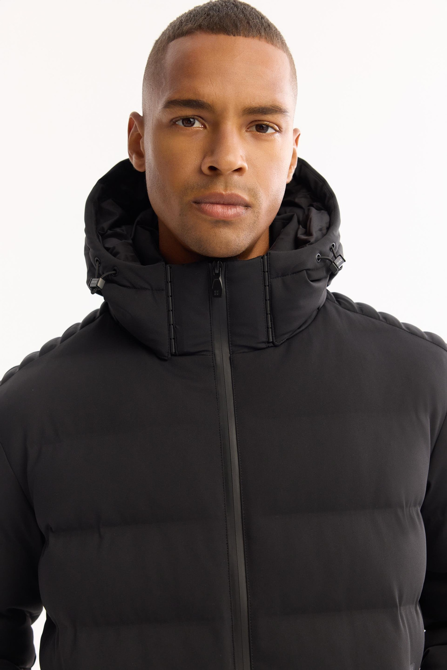 Siyah Kapüşonlu Kaz Tüyü Karışımlı Yapıştırma Mont