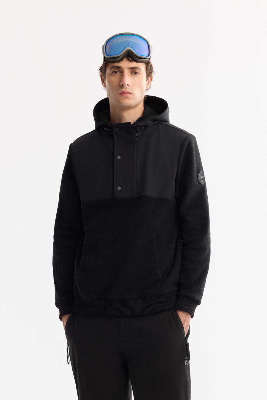 Siyah Kapüşonlu Yaka Çıtçıt Kapama Paraşüt Kumaş Kolda Logo ve Kanguru Cep Polar Sweatshirt