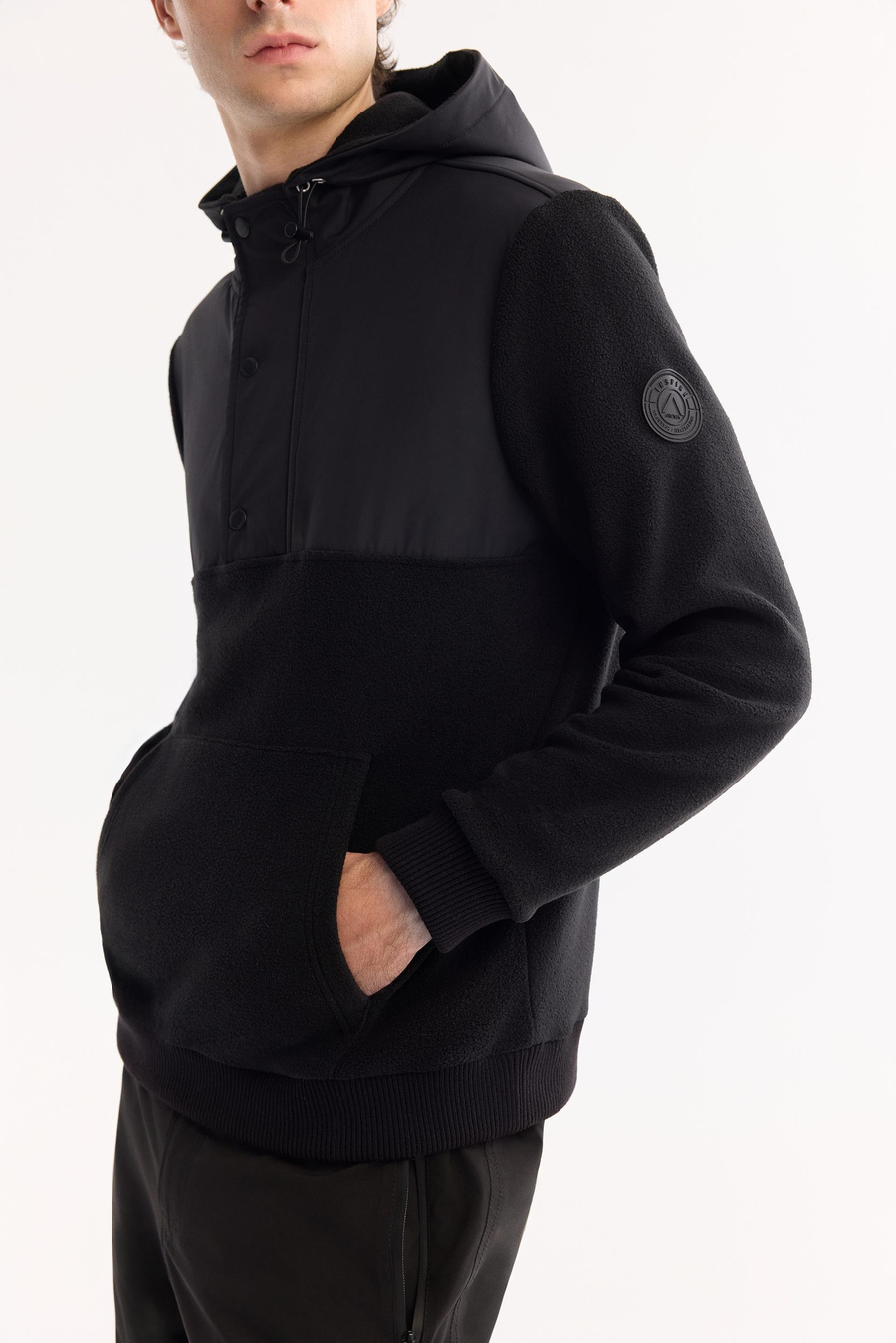 Siyah Kapüşonlu Yaka Çıtçıt Kapama Paraşüt Kumaş Kolda Logo ve Kanguru Cep Polar Sweatshirt