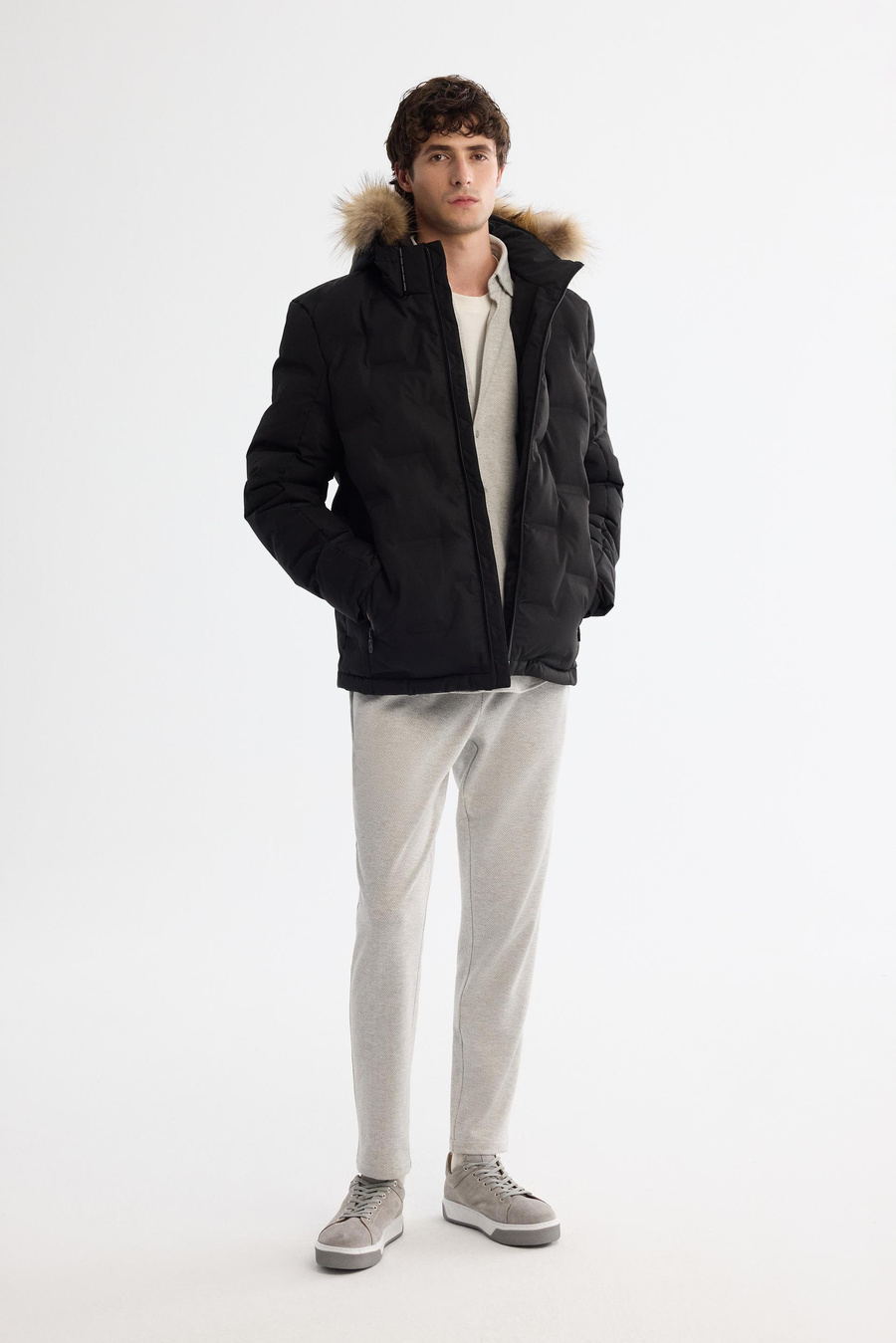 Siyah Kapüşonlu Yaka Kürk Detaylı Kaz Tüyü Mont