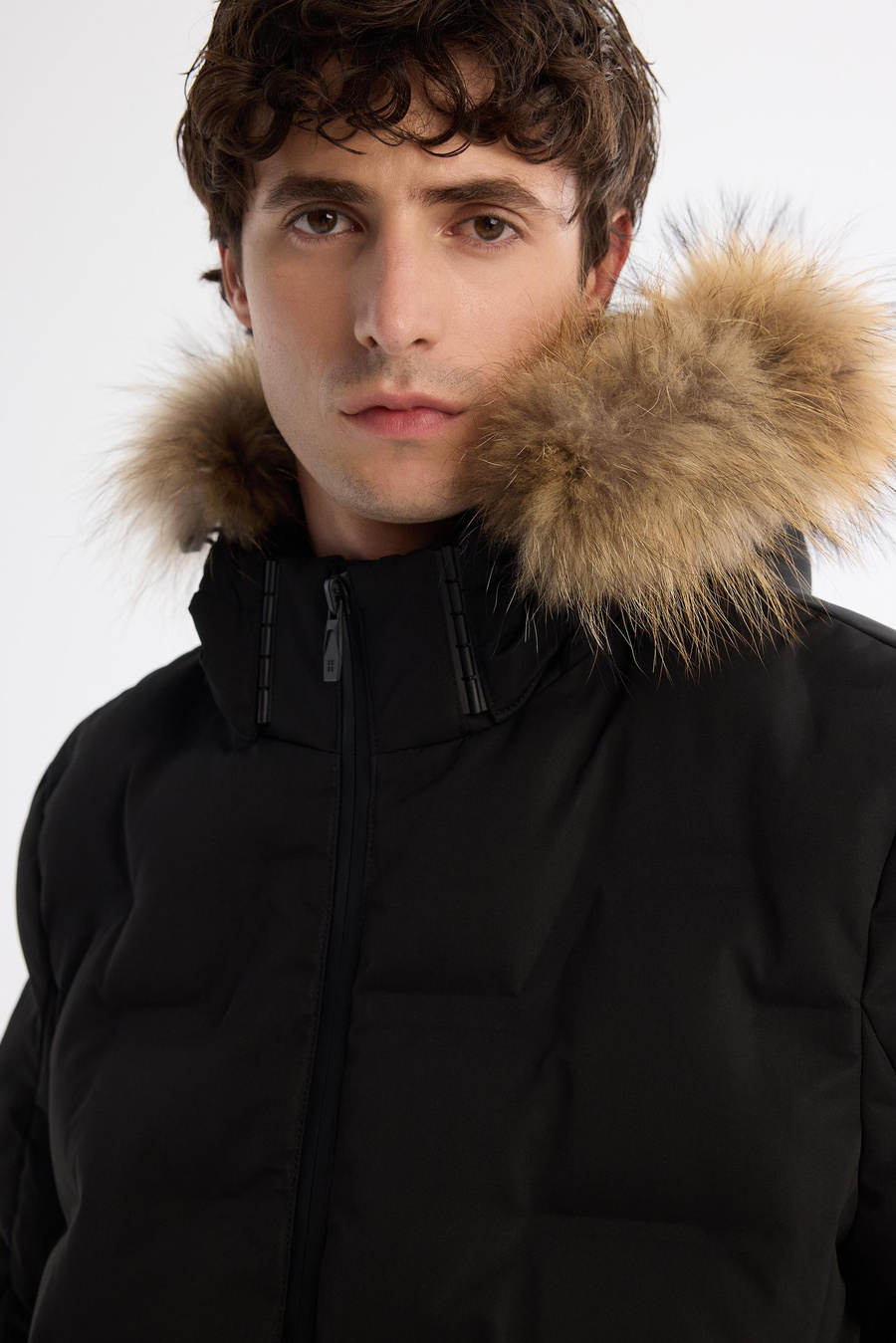 Siyah Kapüşonlu Yaka Kürk Detaylı Kaz Tüyü Mont