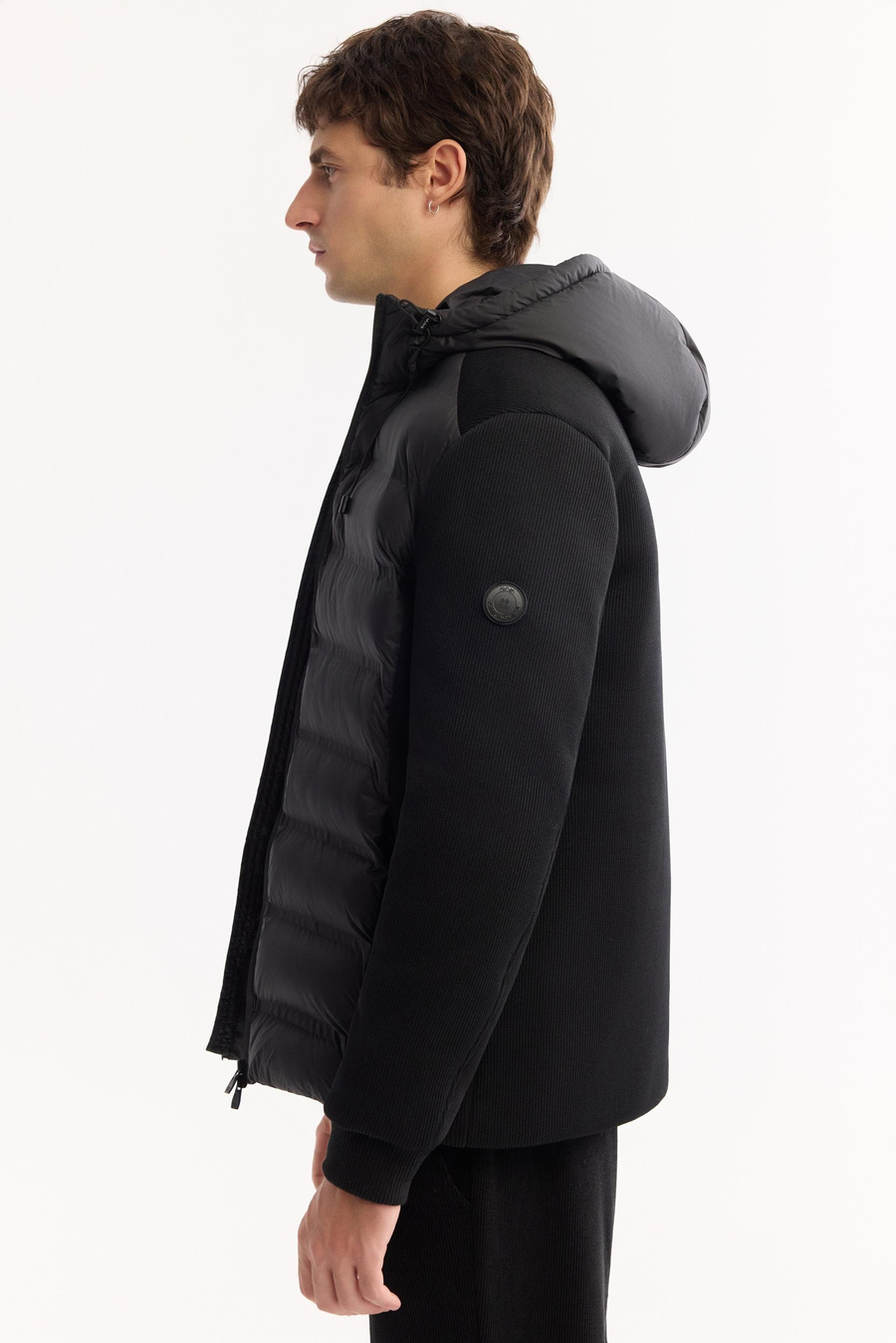 Siyah Kapüşonlu Yaka Rüzgar Geçirmez Kol ve Sırtı Triko Detaylı Mont