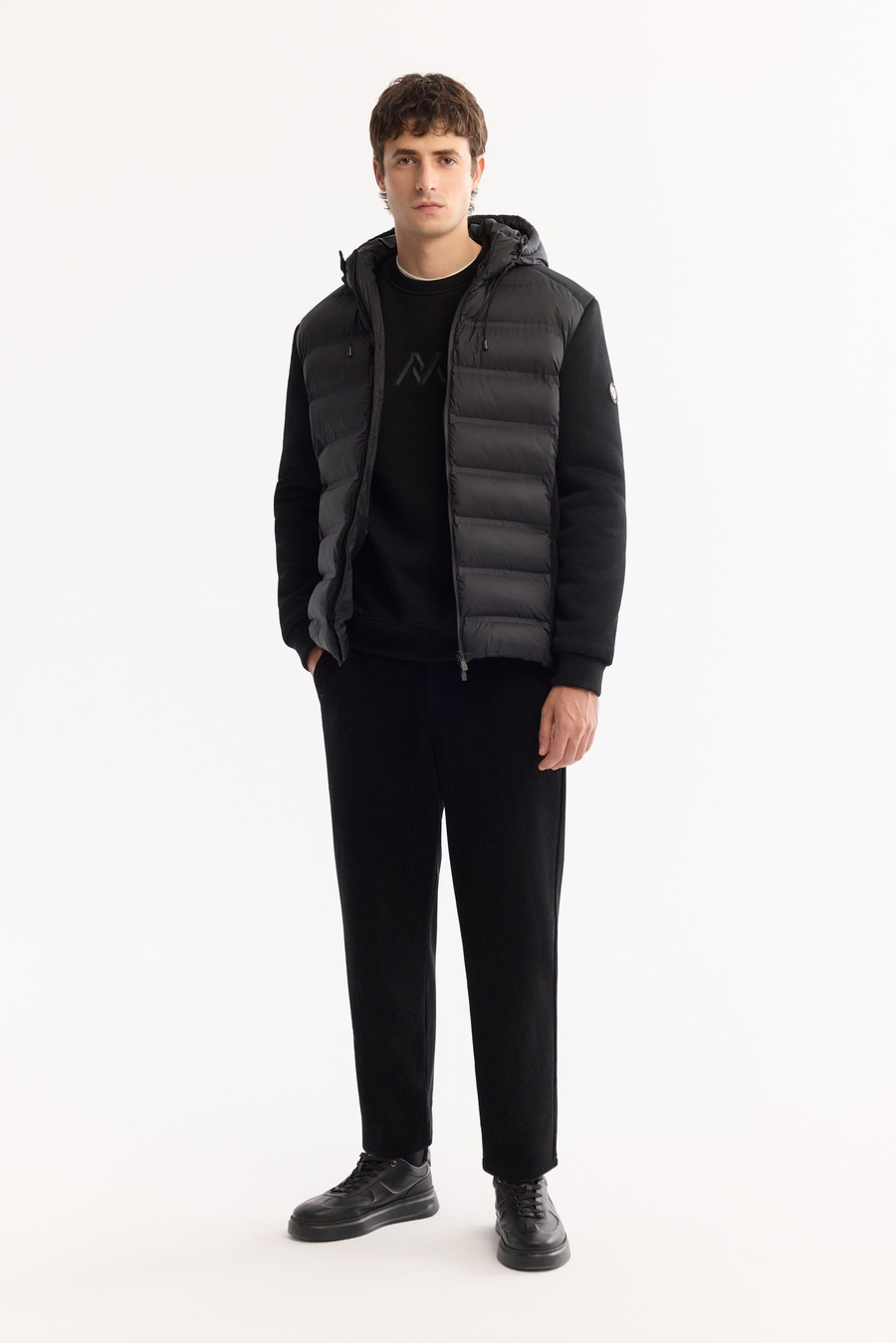 Siyah Kapüşonlu Yaka Rüzgar Geçirmez Kol ve Sırtı Triko Detaylı Mont