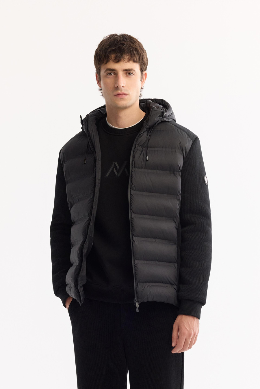 Siyah Kapüşonlu Yaka Rüzgar Geçirmez Kol ve Sırtı Triko Detaylı Mont