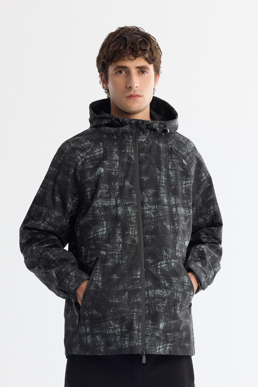 Siyah Kapüşonlu Yaka Rüzgar Geçirmez Soyut Desenli İnce Mont