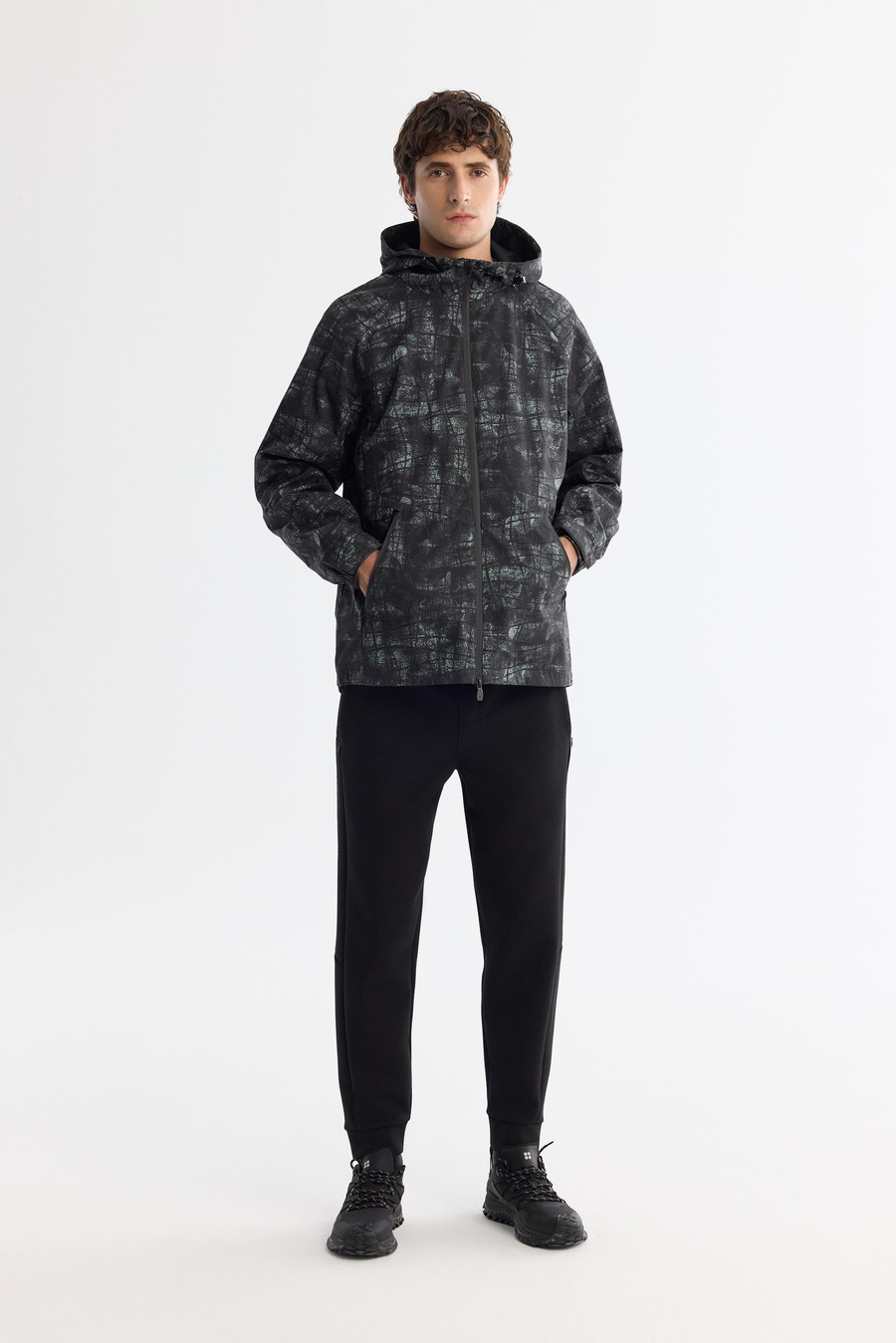 Siyah Kapüşonlu Yaka Rüzgar Geçirmez Soyut Desenli İnce Mont