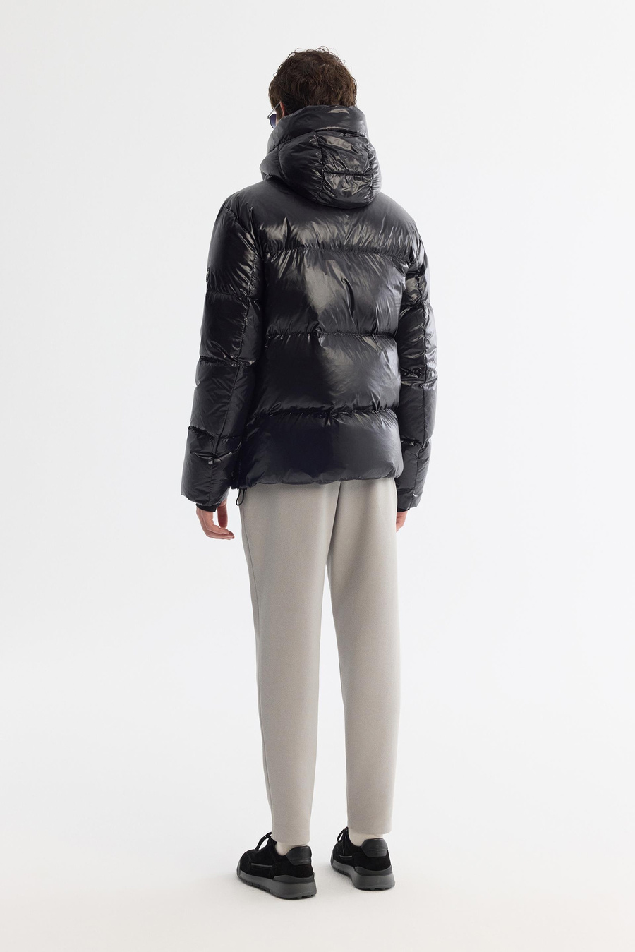 Siyah Kapüşonlu Yaka Rüzgar Geçirmez Taşıma Askılı Mont