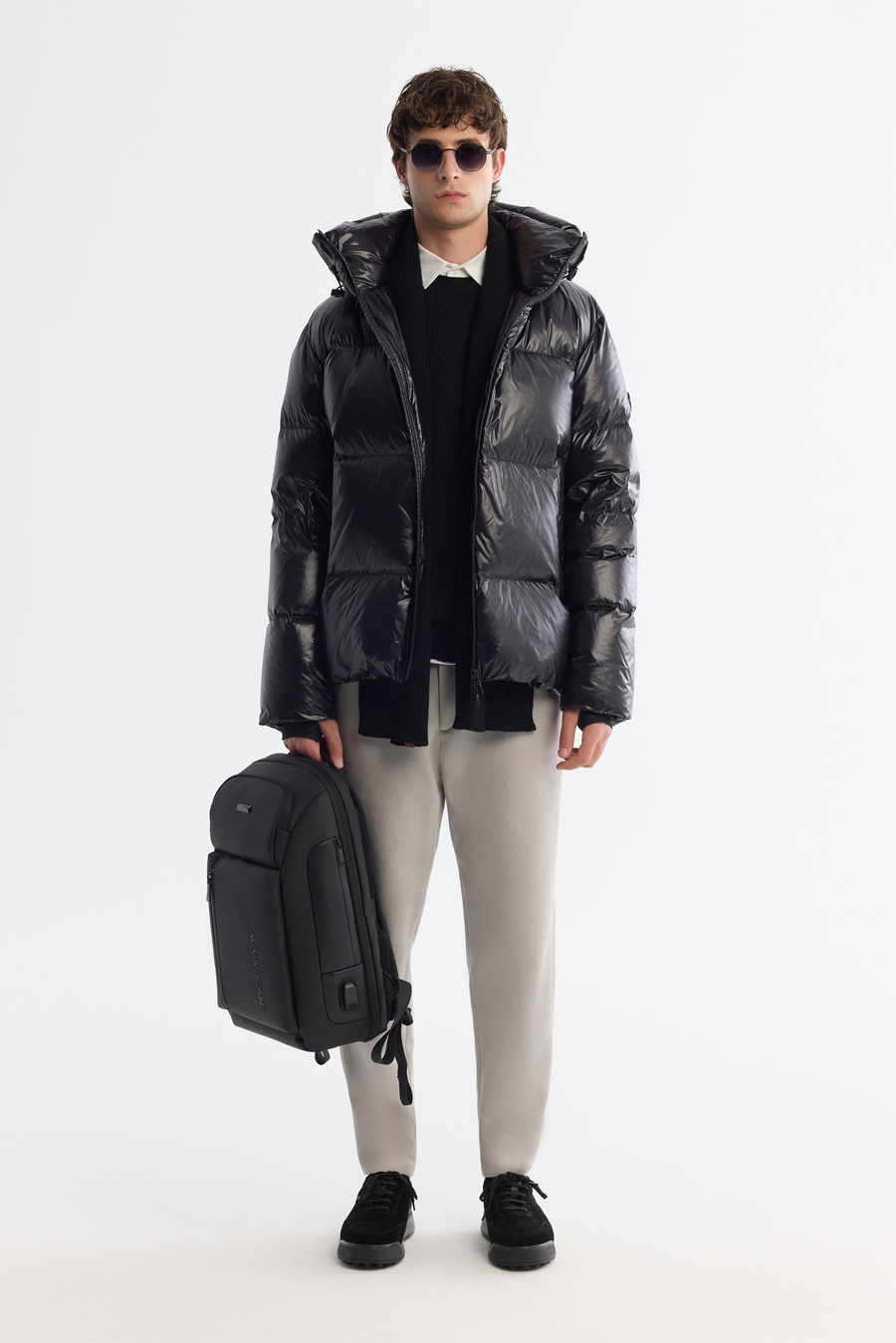 Siyah Kapüşonlu Yaka Rüzgar Geçirmez Taşıma Askılı Mont