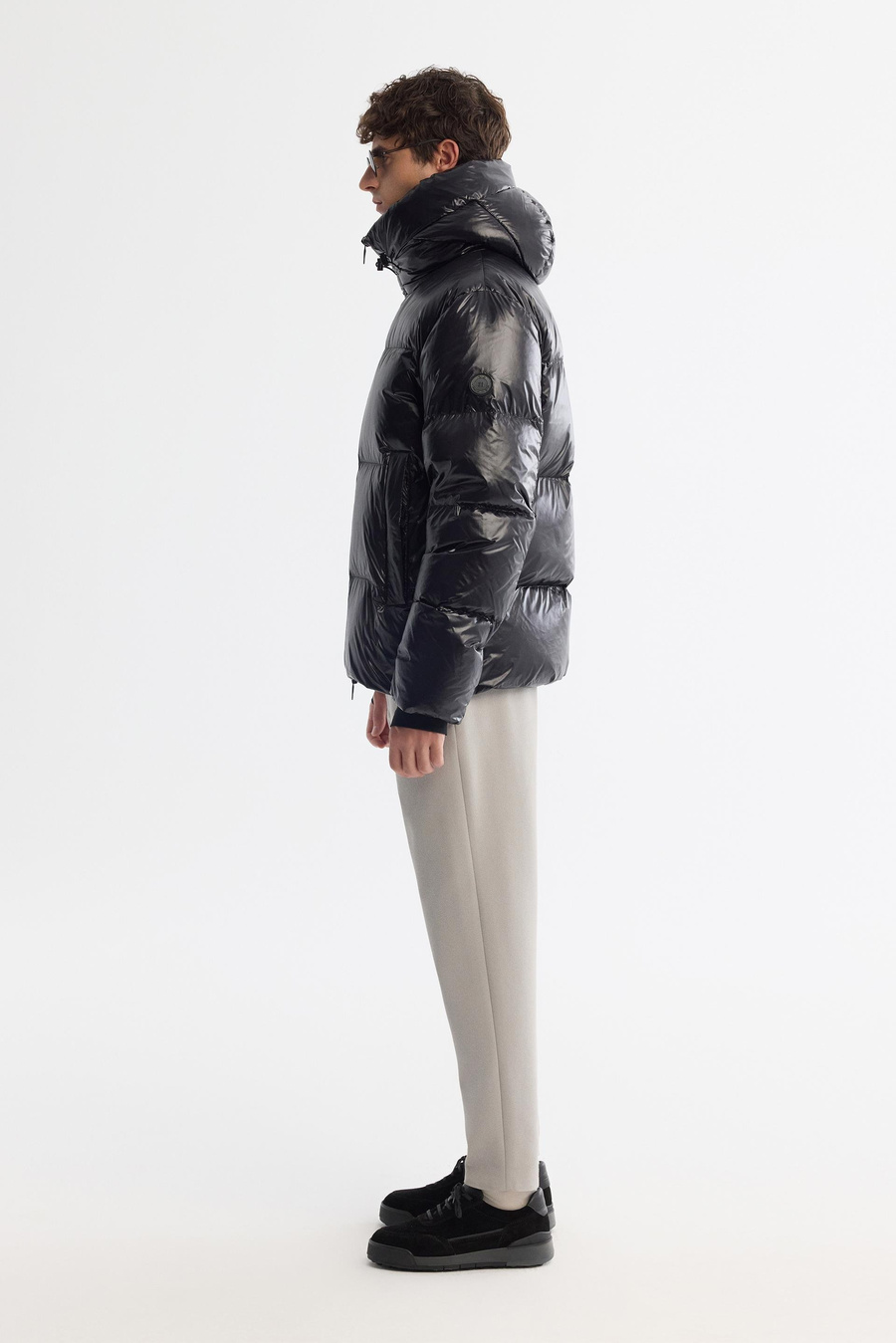 Siyah Kapüşonlu Yaka Rüzgar Geçirmez Taşıma Askılı Mont