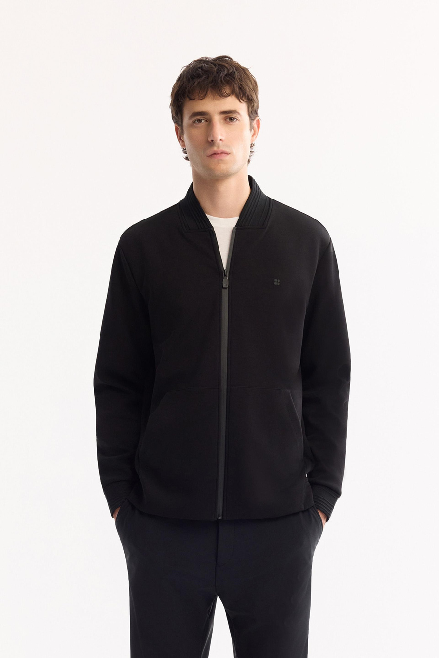 Siyah Kare Yaka Göğüs Ucu Enjeksiyon Baskılı İnerlok Hırka