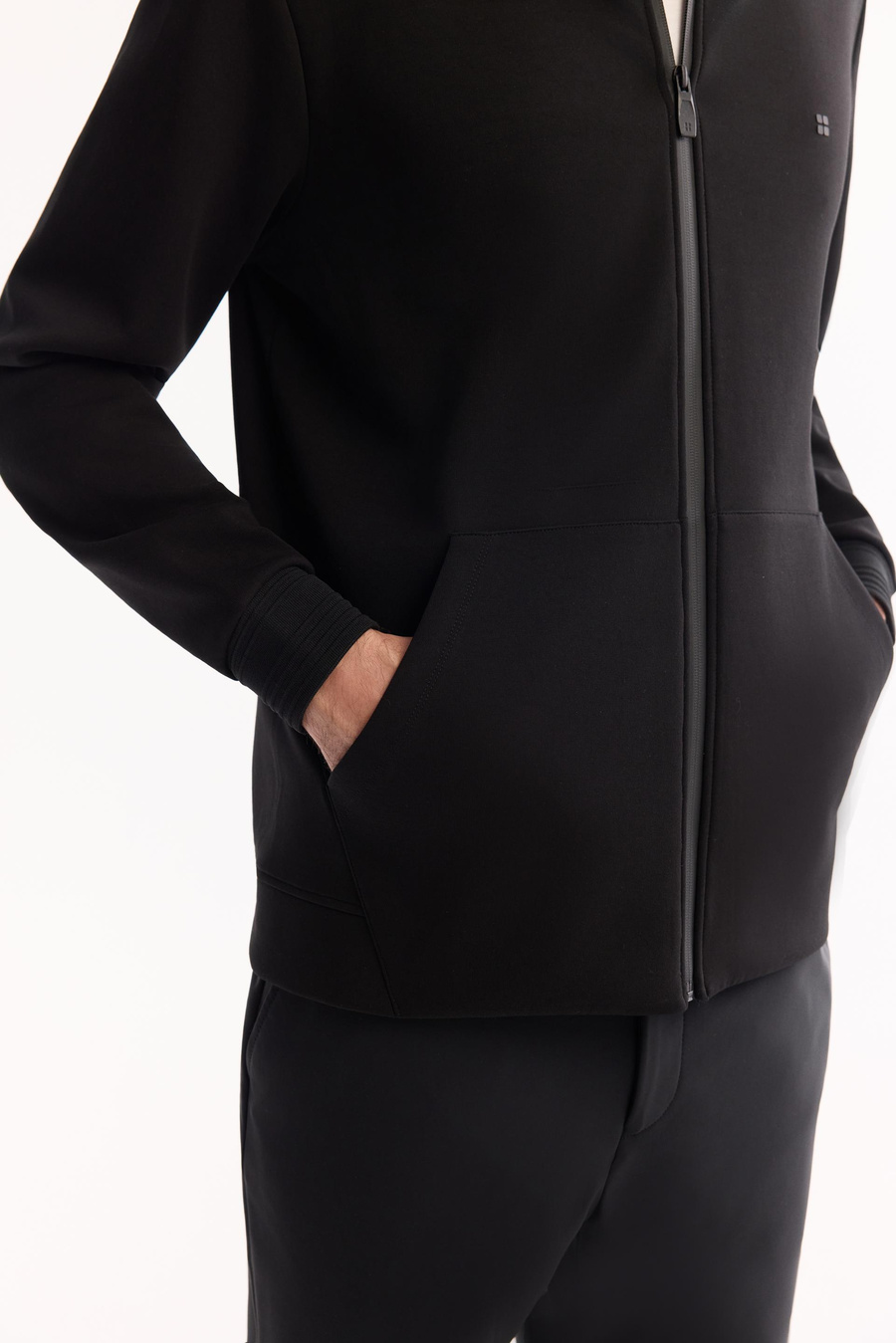 Siyah Kare Yaka Göğüs Ucu Enjeksiyon Baskılı İnerlok Hırka