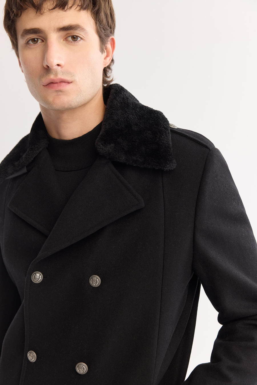 Siyah Kruvaze Çift Sıra Metal Düğme Kapatma Yakası Çıkarılabilir Kürklü Kaşe Kaban