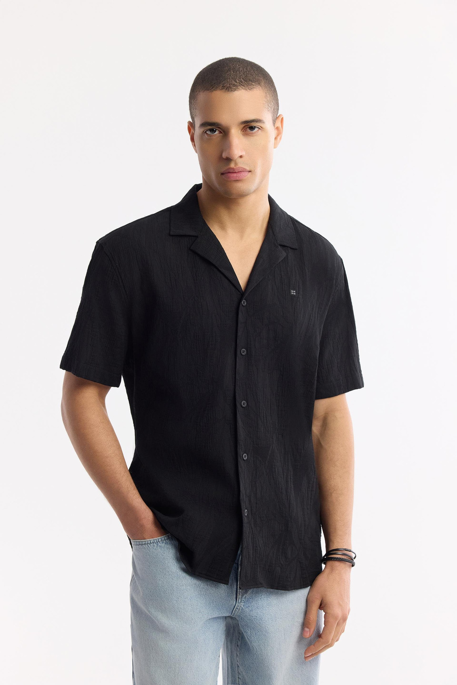 Siyah Küba Yaka Jakarlı Comfort Fit Kısa Kol Gömlek