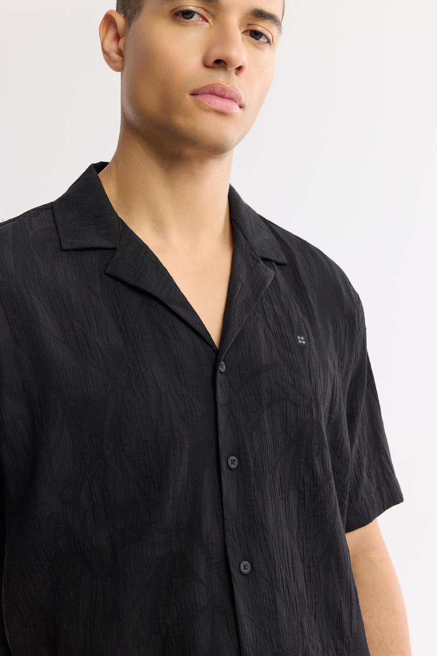 Siyah Küba Yaka Jakarlı Comfort Fit Kısa Kol Gömlek