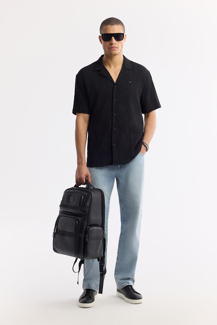 Siyah Küba Yaka Jakarlı Comfort Fit Kısa Kol Gömlek