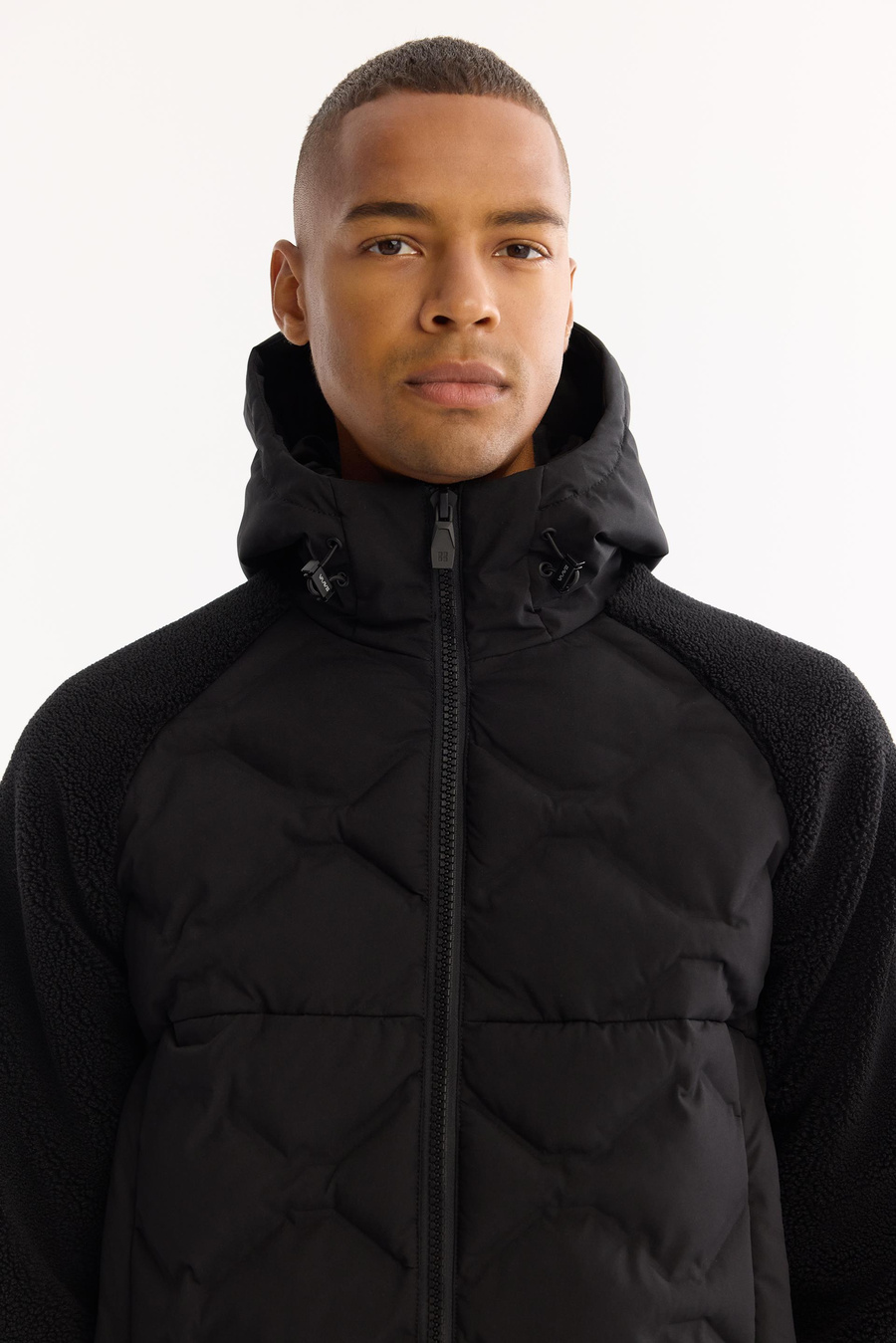 Siyah Peluş Kapüşonlu Elyaf  Mont