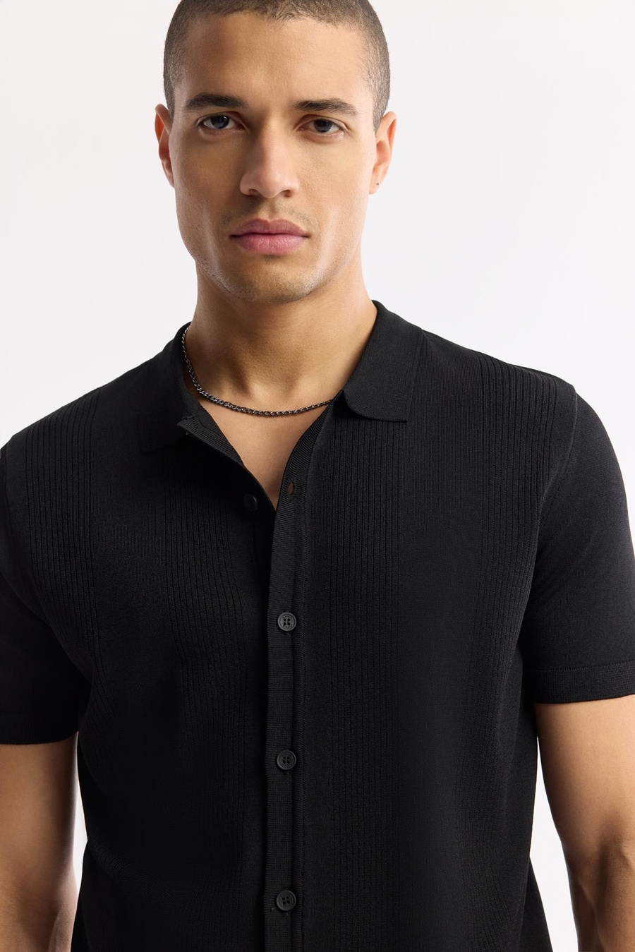 Siyah Polo Yaka Önden Düğmeli Fitil Örgü Desenli Rayon Triko T-shirt