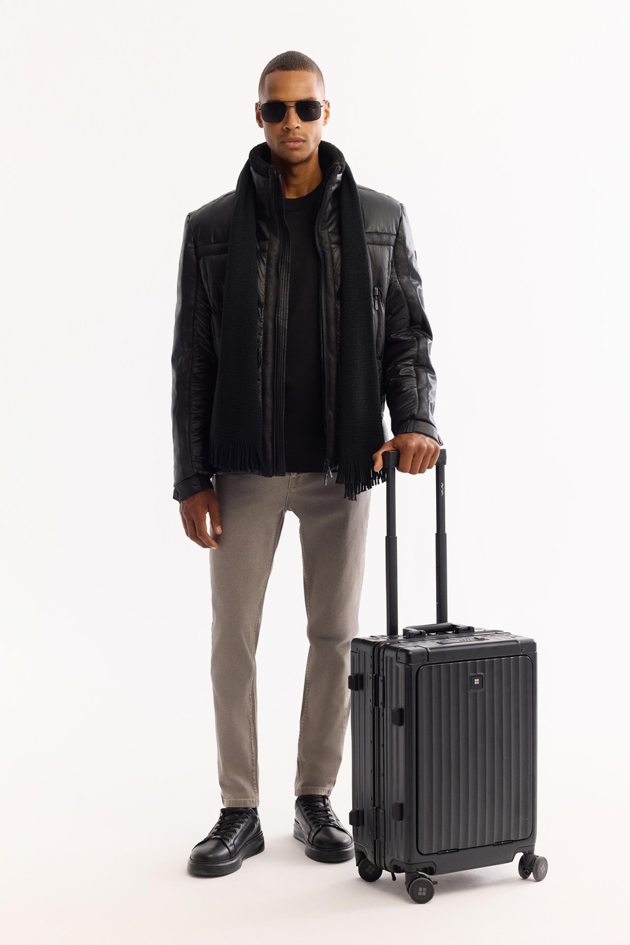 Siyah Pu Detaylı Kapitone Elyaf Dolum Mont