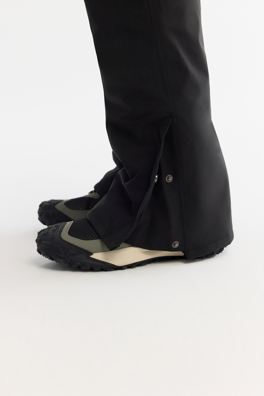 Siyah Su İtici Rüzgar Geçirmez Düz Paçası Çıtçıtlı Beli Ayarlanabilir Kayak Pantolonu