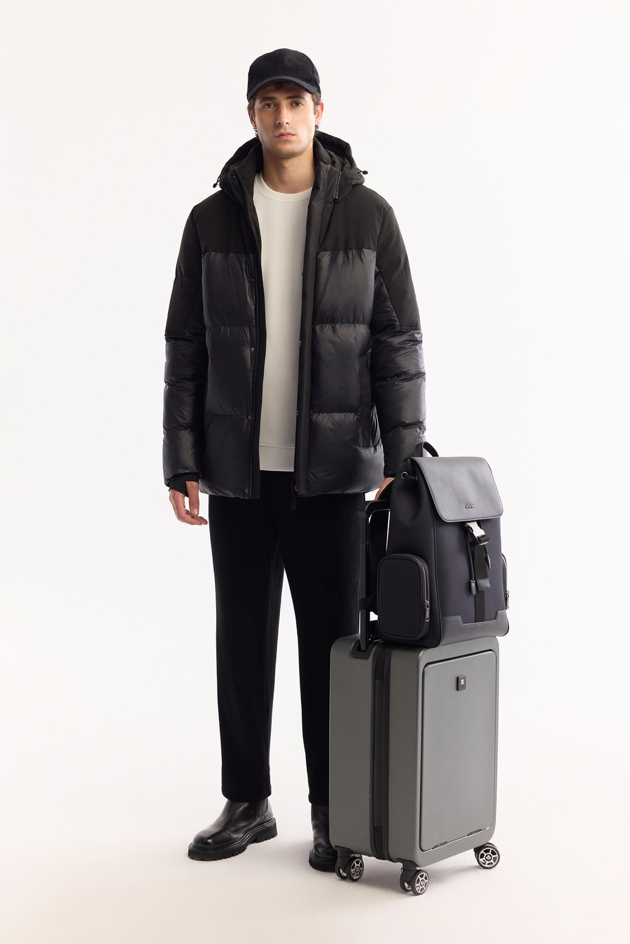 Siyah Takma Çıkma Kapüşonlu Elyaf  Mont