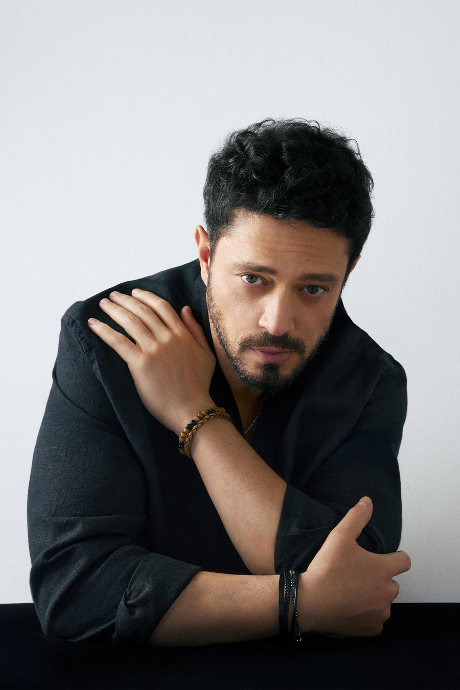 Siyah V Yaka %100 Keten Comfort Fit Uzun Kol Gömlek