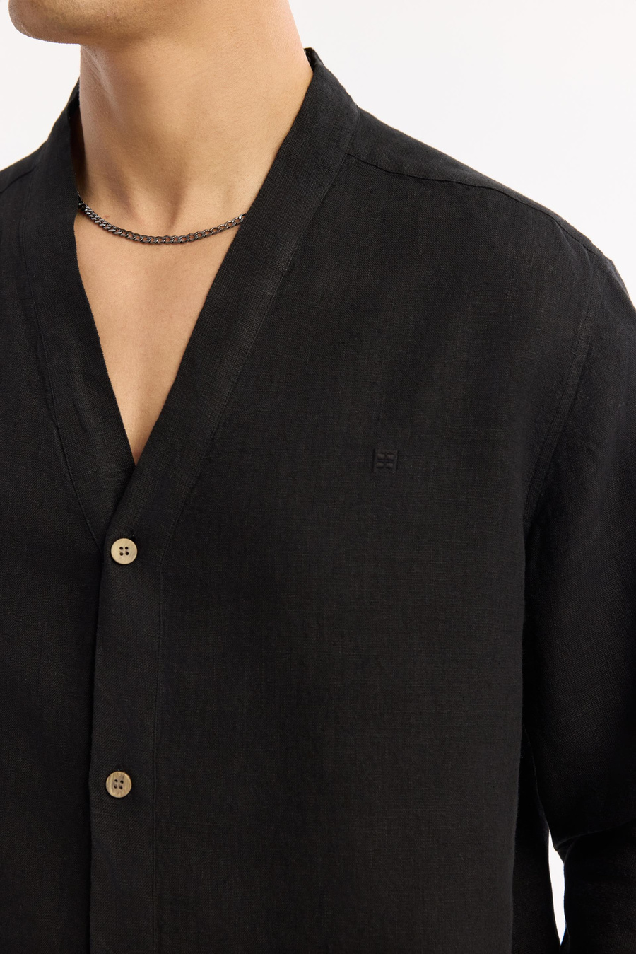 Siyah V Yaka %100 Keten Comfort Fit Uzun Kol Gömlek