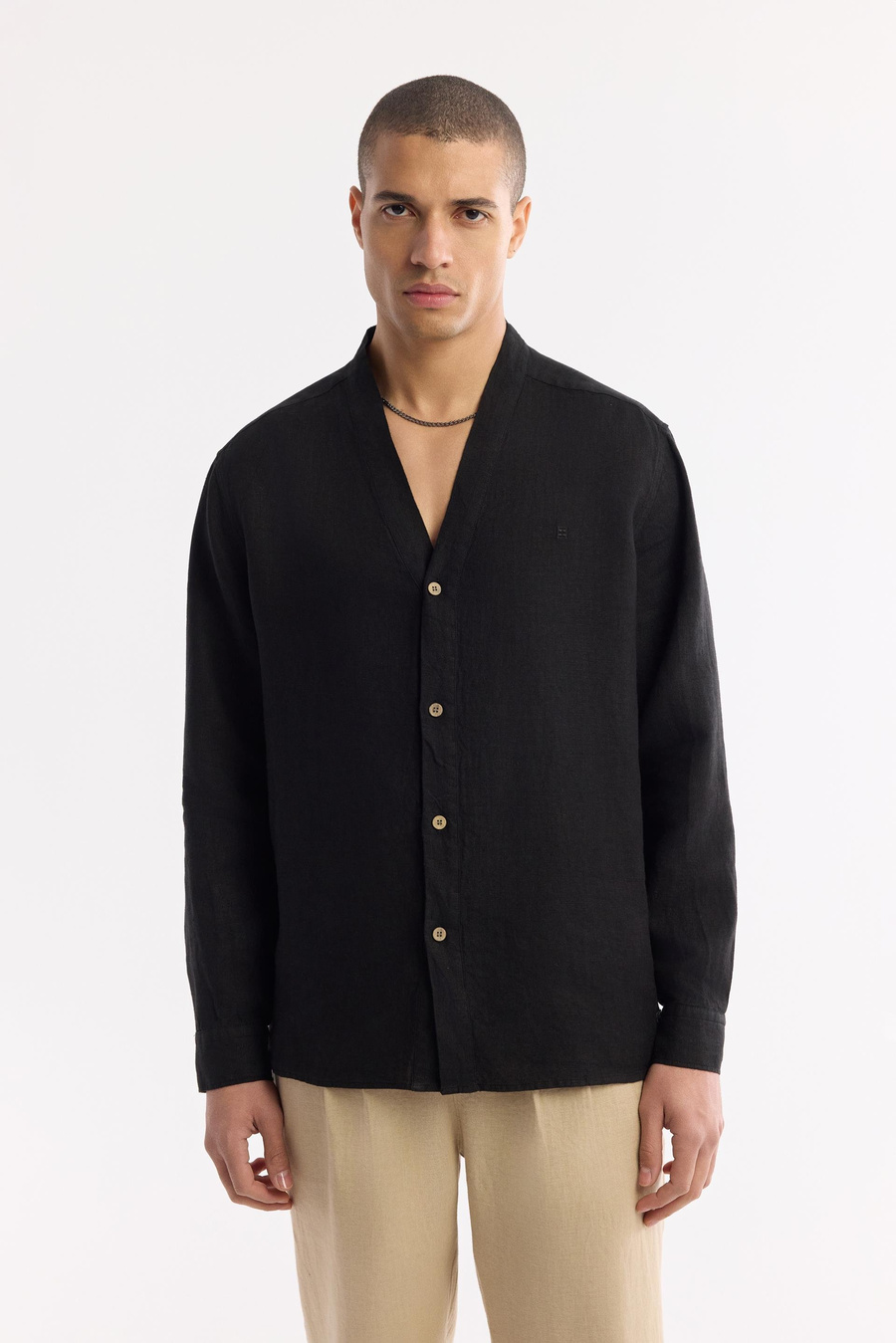 Siyah V Yaka %100 Keten Comfort Fit Uzun Kol Gömlek