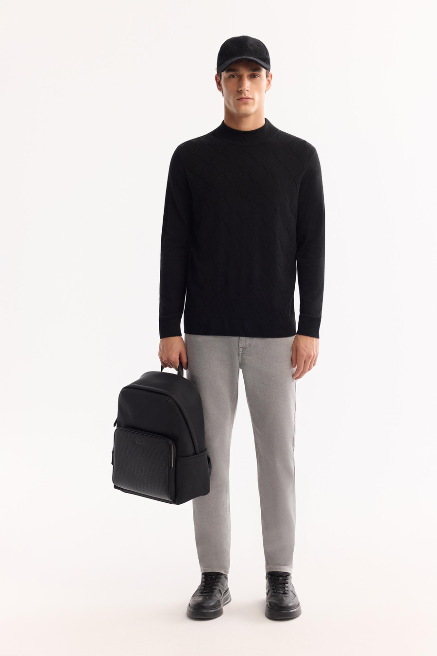 Siyah Yarım Balıkçı Yaka Ön Bedeni Jakarlı Shoft Touch Kazak