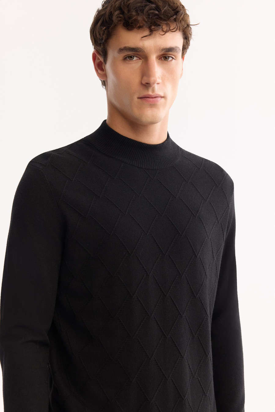 Siyah Yarım Balıkçı Yaka Ön Bedeni Jakarlı Shoft Touch Kazak