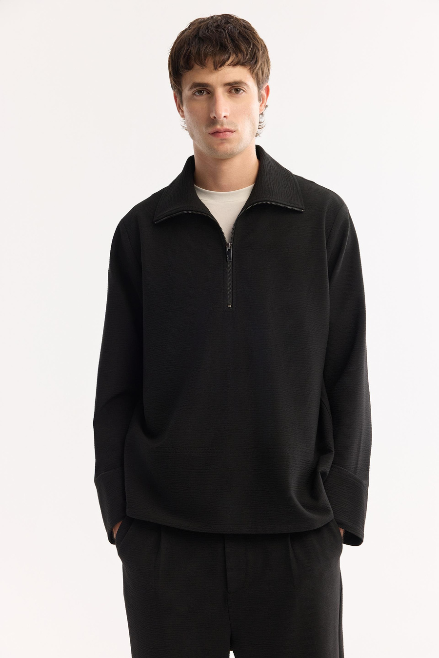 Siyah Yarım Patlı Fermuarlı İnce Fitilli Dokulu Comfort Fit Uzun Kollu Gömlek