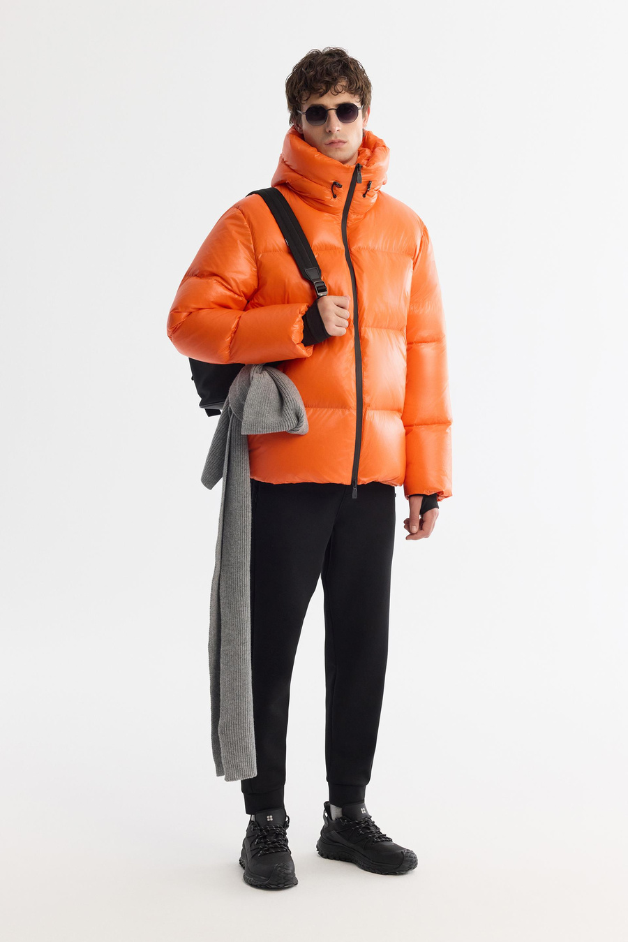 Turuncu Kapüşonlu Yaka Rüzgar Geçirmez Taşıma Askılı Mont