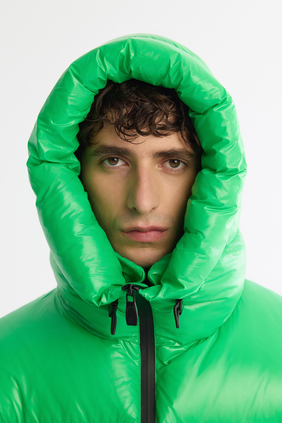 Yeşil Kapüşonlu Yaka Rüzgar Geçirmez Taşıma Askılı Mont