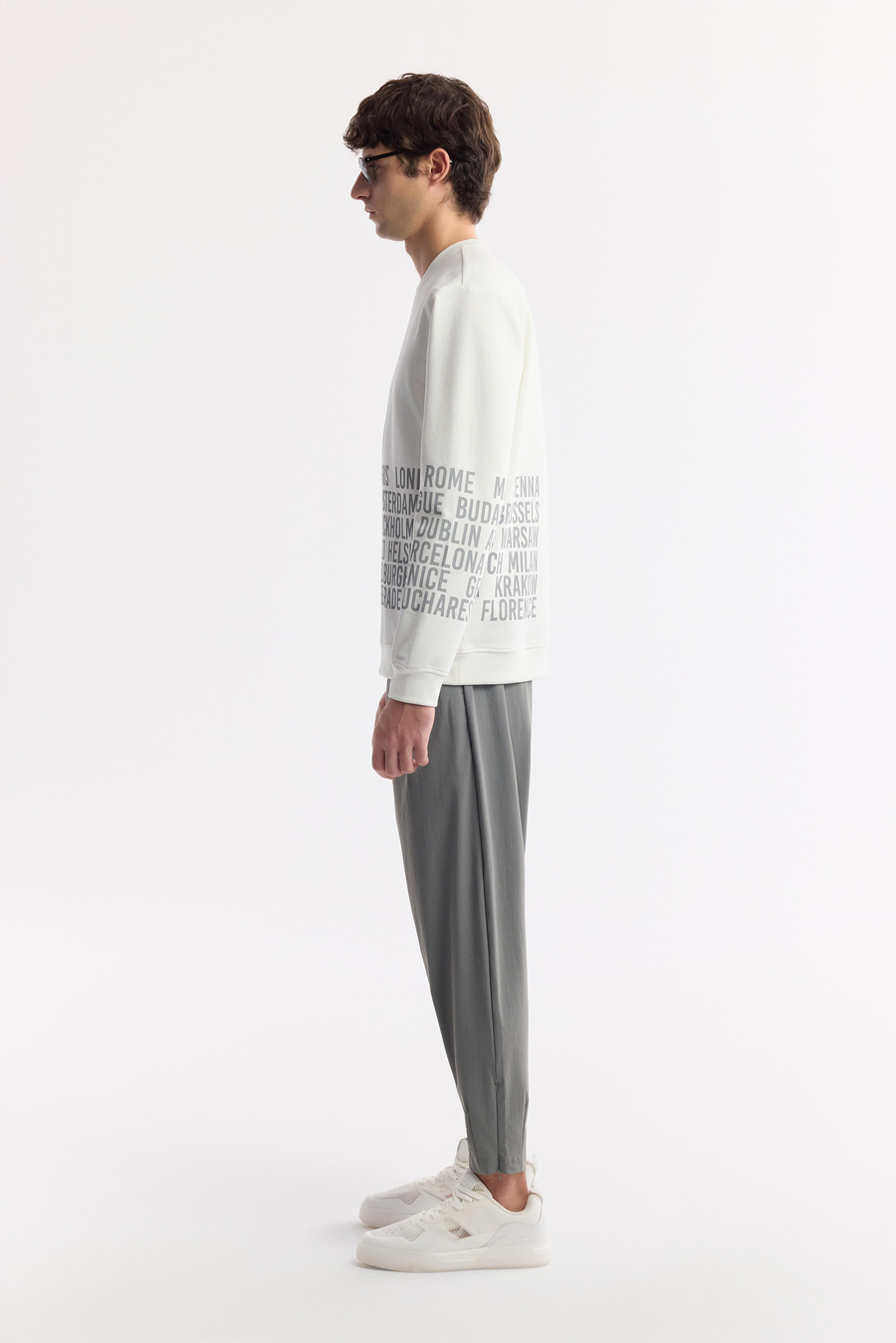 Beyaz Bisiklet Yaka Kolda ve Göğüste Slogan Baskılı İnterlok Sweatshirt