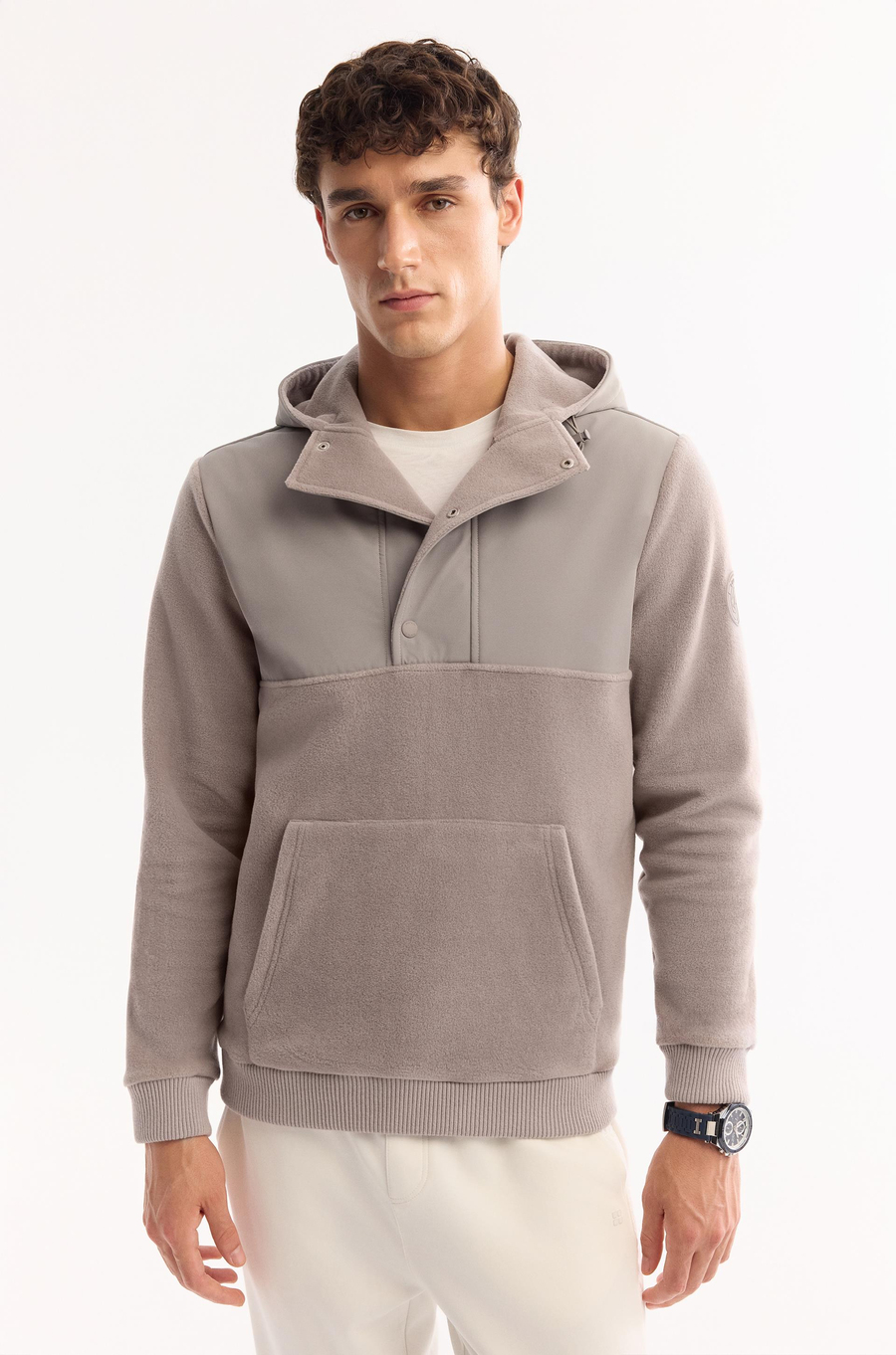 Gri Kapüşonlu Yaka Çıtçıt Kapama Paraşüt Kumaş Kolda Logo ve Kanguru Cep Polar Sweatshirt