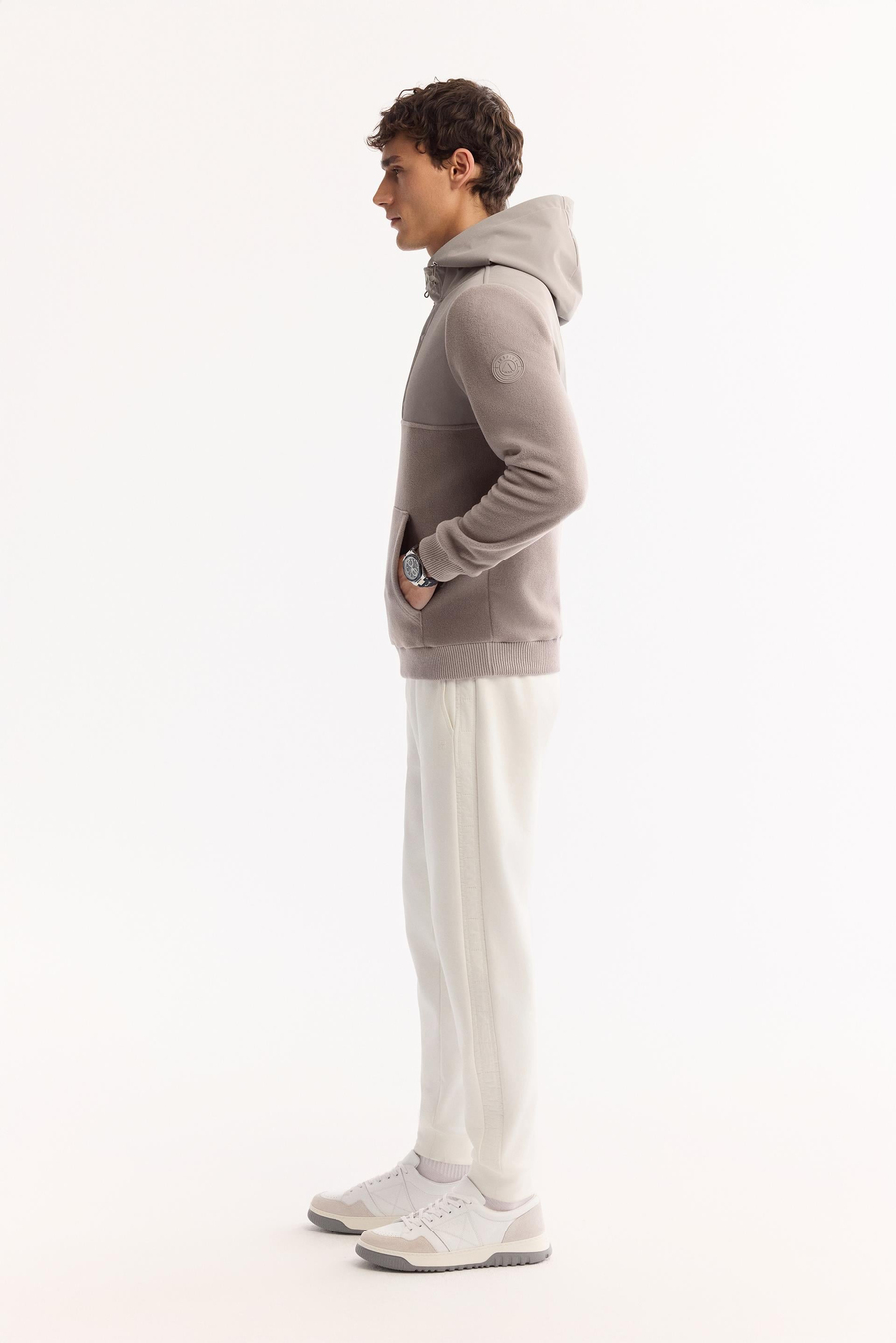 Gri Kapüşonlu Yaka Çıtçıt Kapama Paraşüt Kumaş Kolda Logo ve Kanguru Cep Polar Sweatshirt