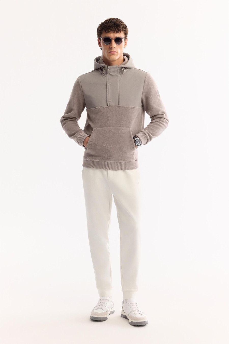 Gri Kapüşonlu Yaka Çıtçıt Kapama Paraşüt Kumaş Kolda Logo ve Kanguru Cep Polar Sweatshirt