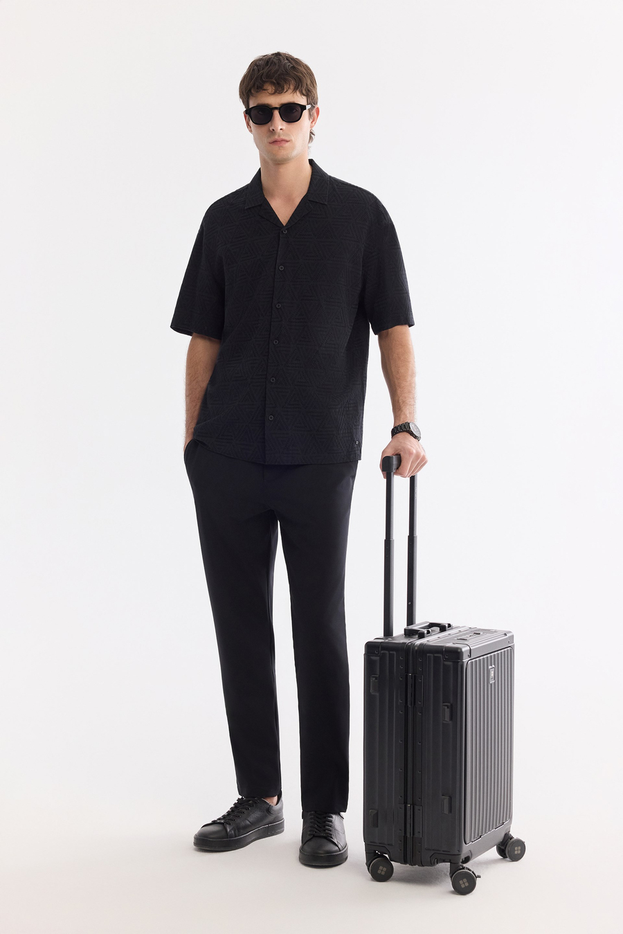 Siyah Küba Yaka Viskon Jakarlı Comfort Fit Kısa Kollu Gömlek