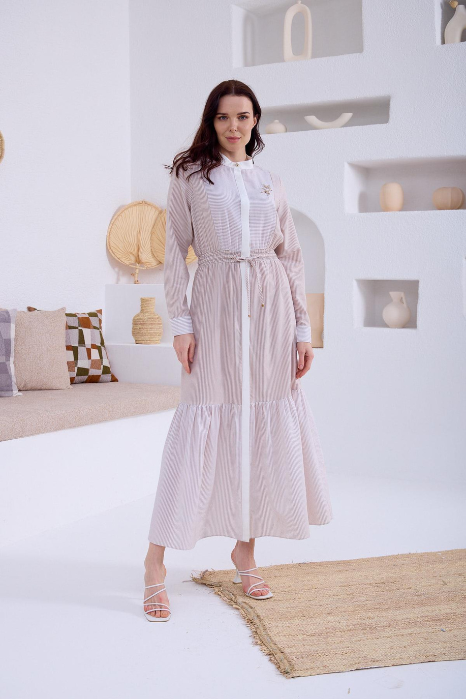 Aksesuar Detaylı Çizgili Bej Elbise