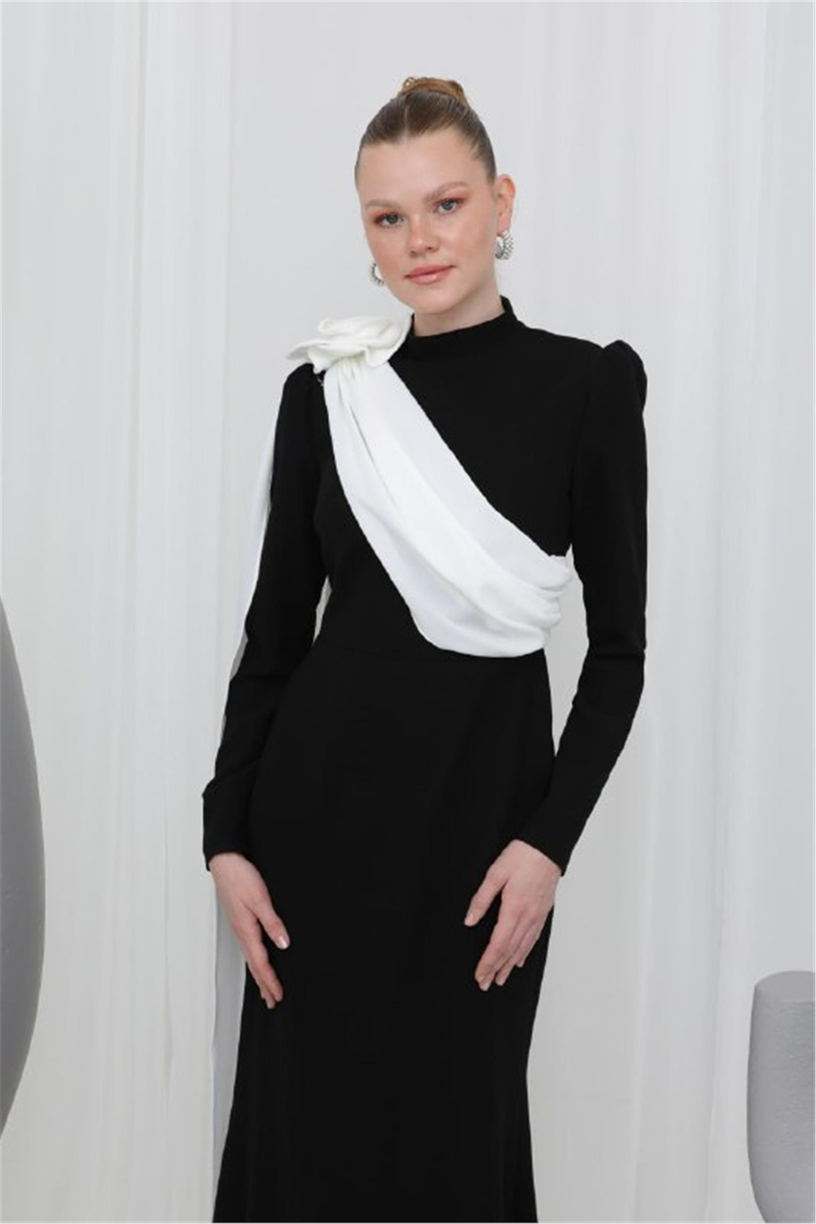 Asimetrik Fiyonk Detaylı Şık Siyah Elbise