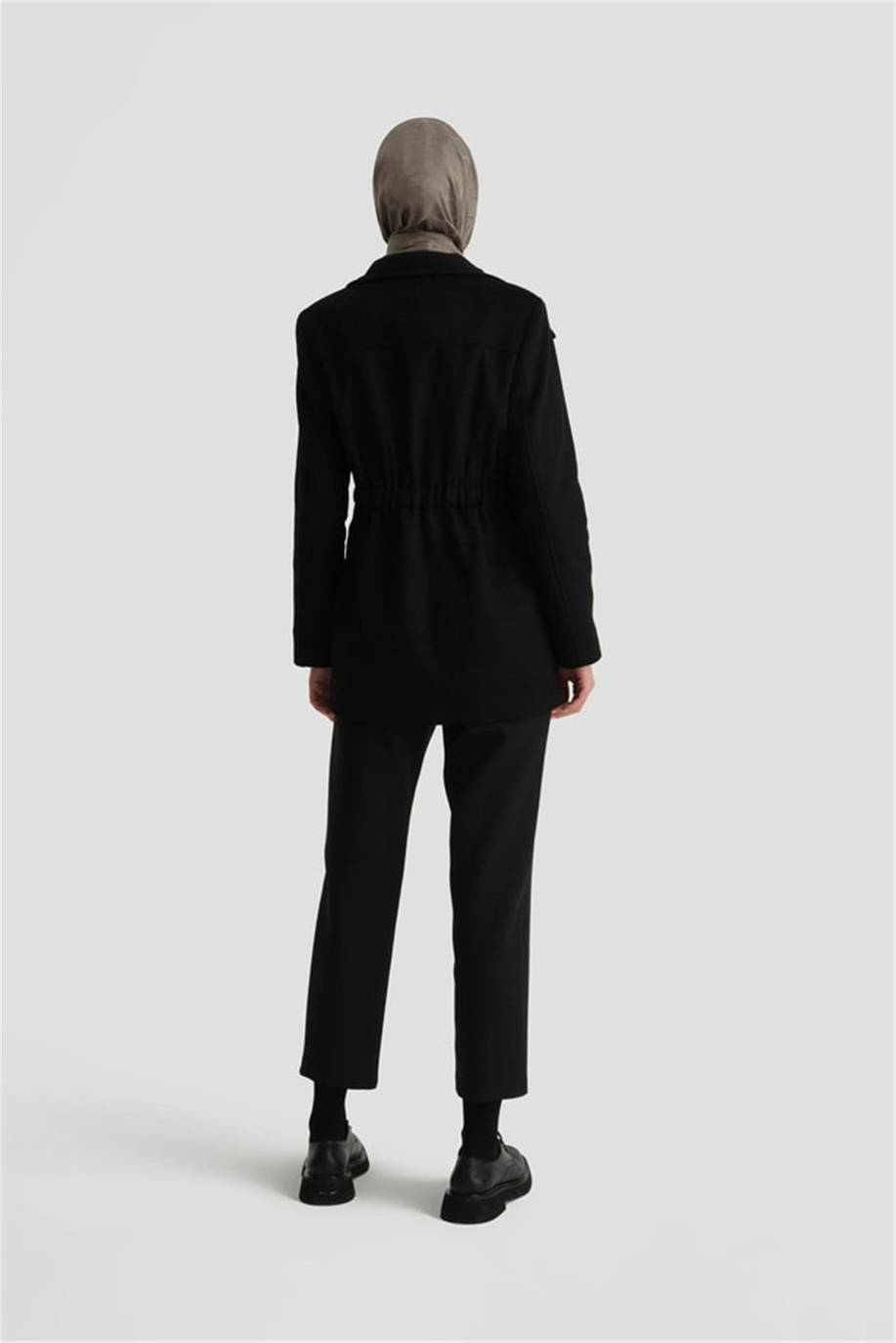 Beli Bağcıklı Kısa Siyah Kaban